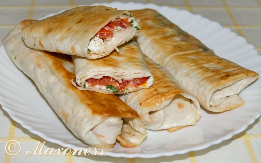 Лаваш с сыром и помидорами