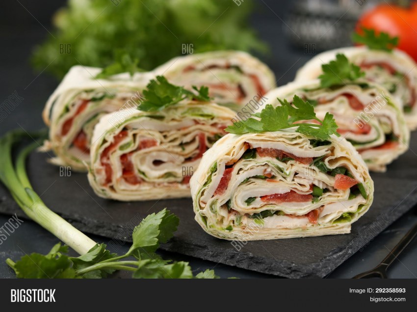 Лаваш с копченой курицей и огурцом