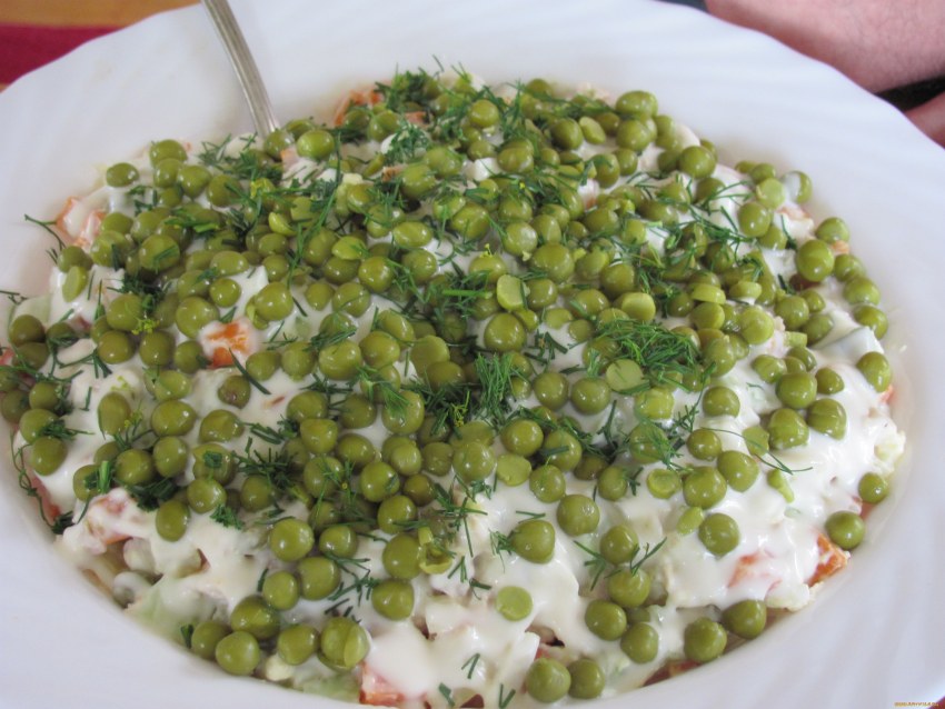 Зеленый лук рядом с огурцами и горохом