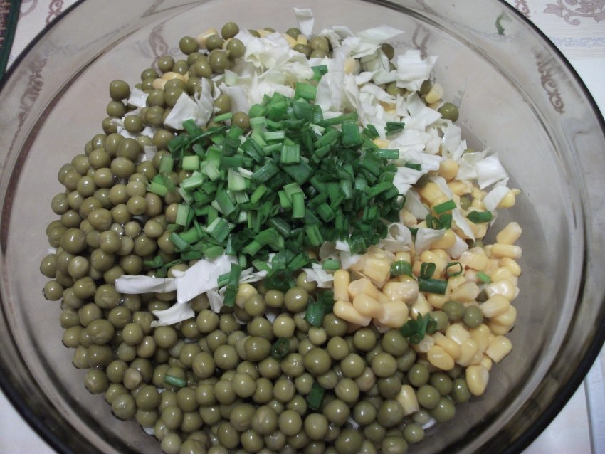 Салат с горохом и кукурузой