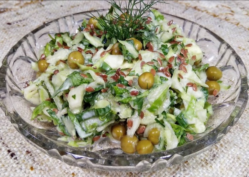 Салат с капустой и горошком