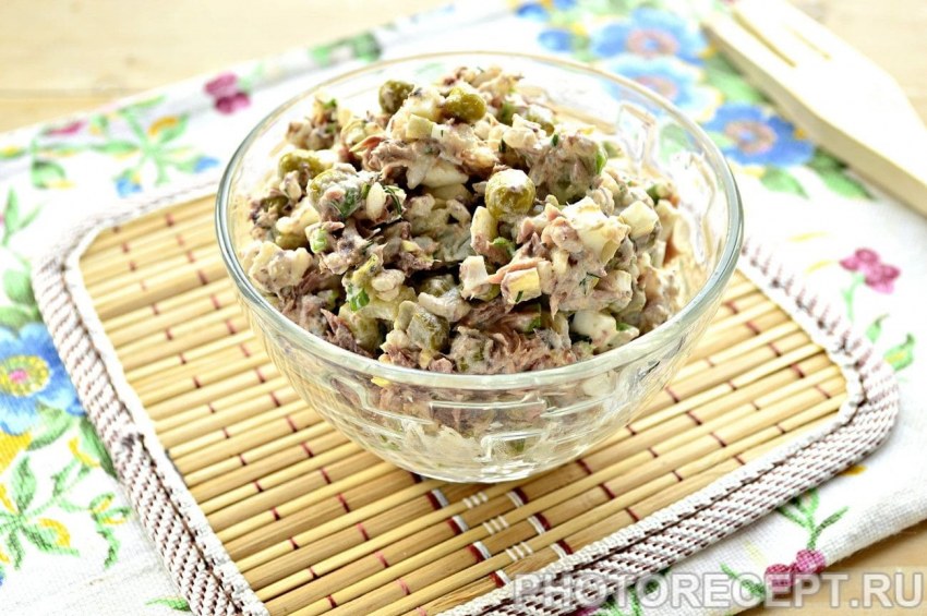 Салат из пекинской капусты с горошком