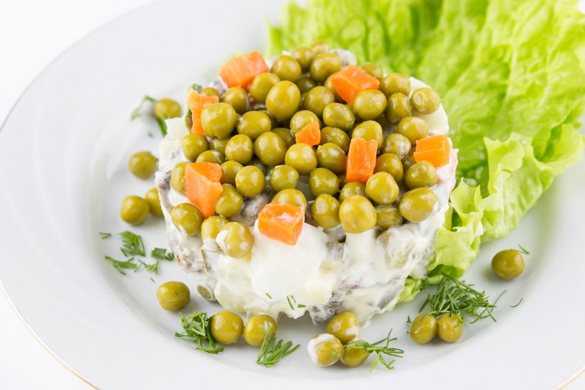 Яйца отварные с овощами и творогом