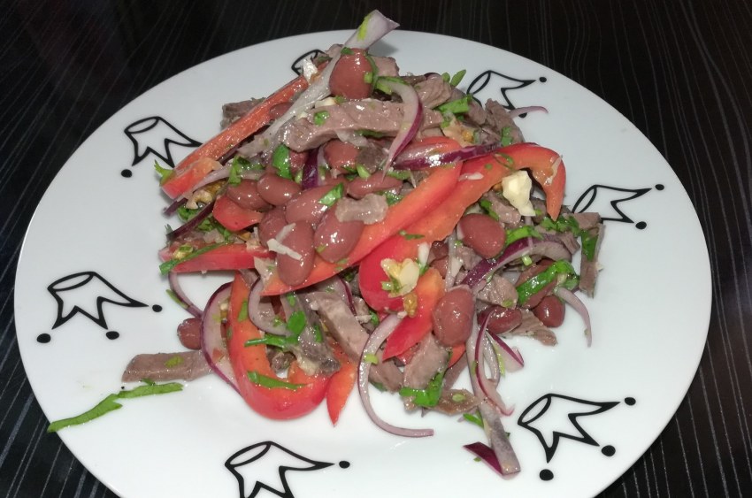 Овощной салат по-грузински с грецкими орехами