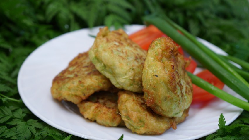 Оладьи из кабачков с сыром и чесноком
