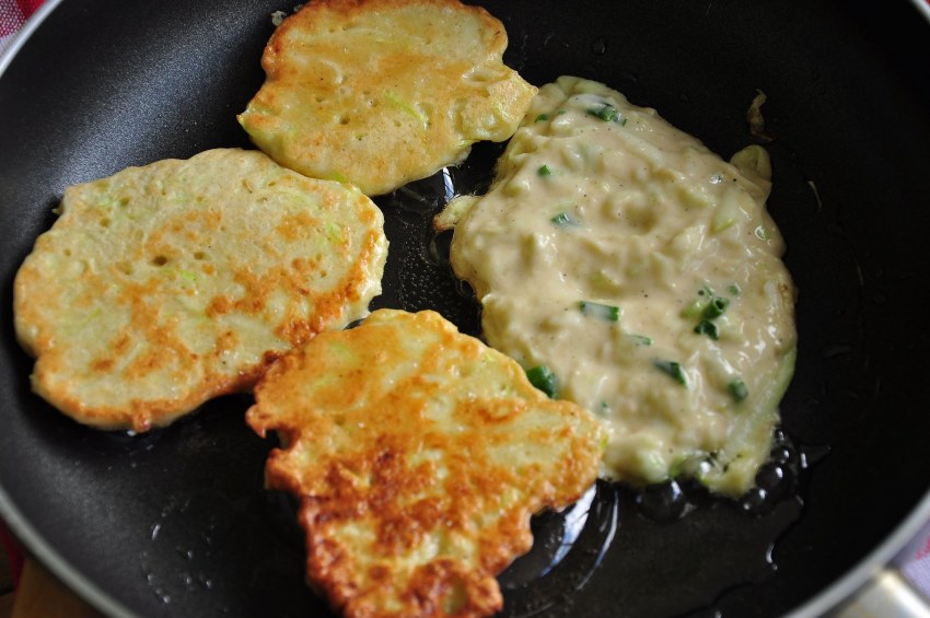 Оладьи из кабачков с сыром и чесноком