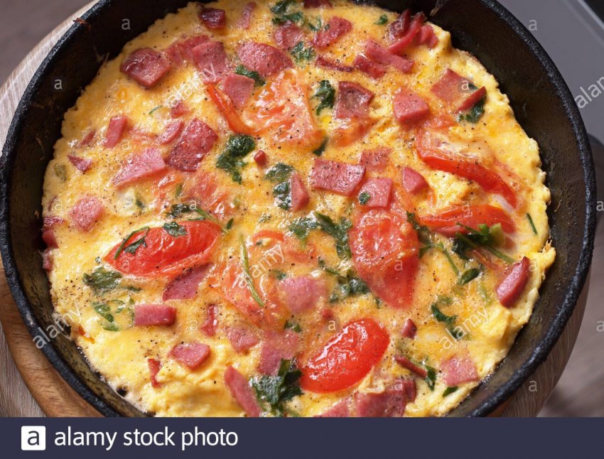 Омлет с колбасой и помидорами