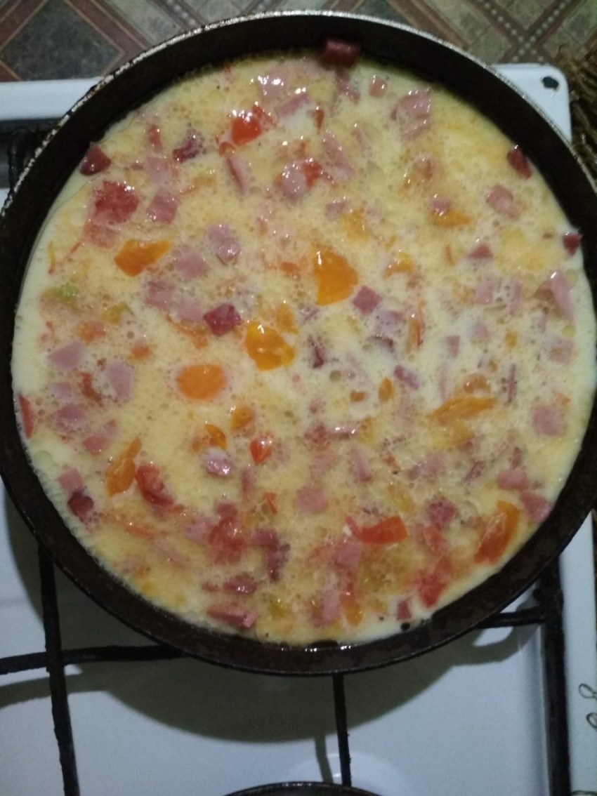 Омлет с колбасой на сковороде