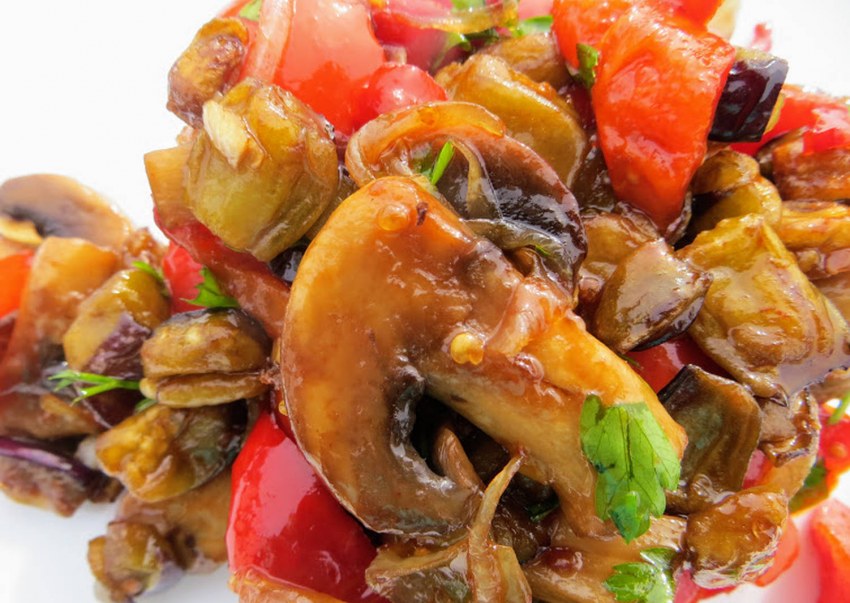 Салат из баклажанов с грибами