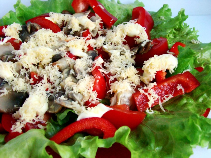 Салат с курицей и красным перцем