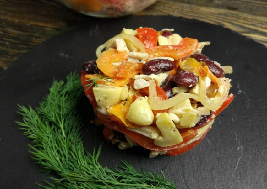 Салат с болгарским перцем и курицей и грибами