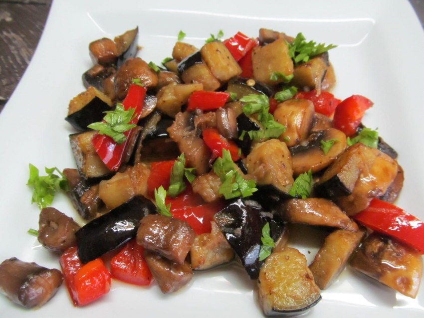 Тёплый салат с баклажанами и курицей