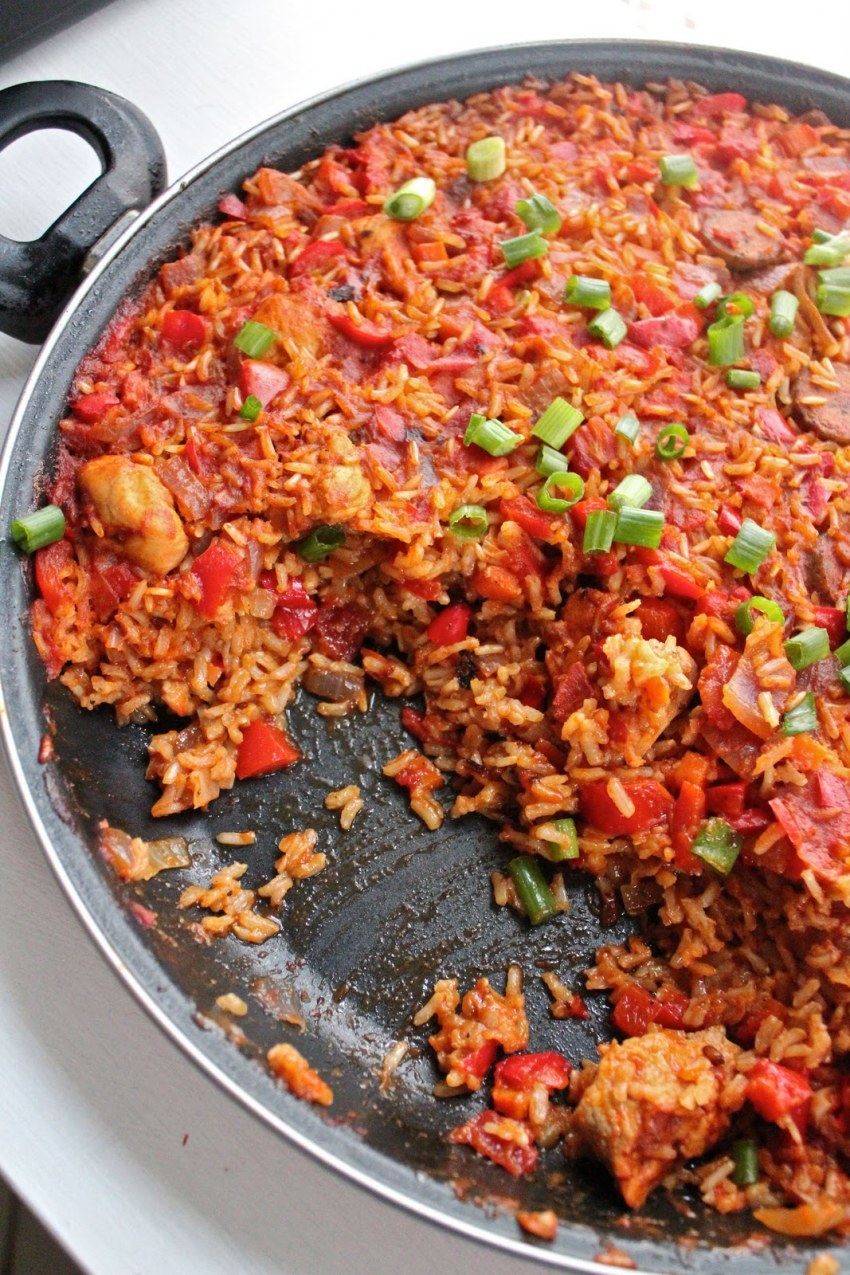 Джамбалайя с копчеными колбасками и соусом
