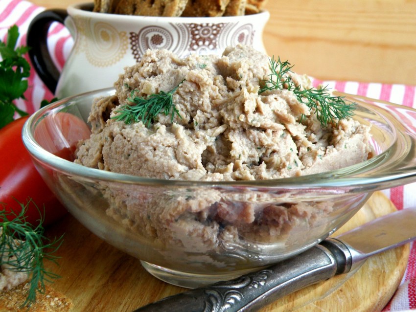 Печеночный паштет с грецкими орехами