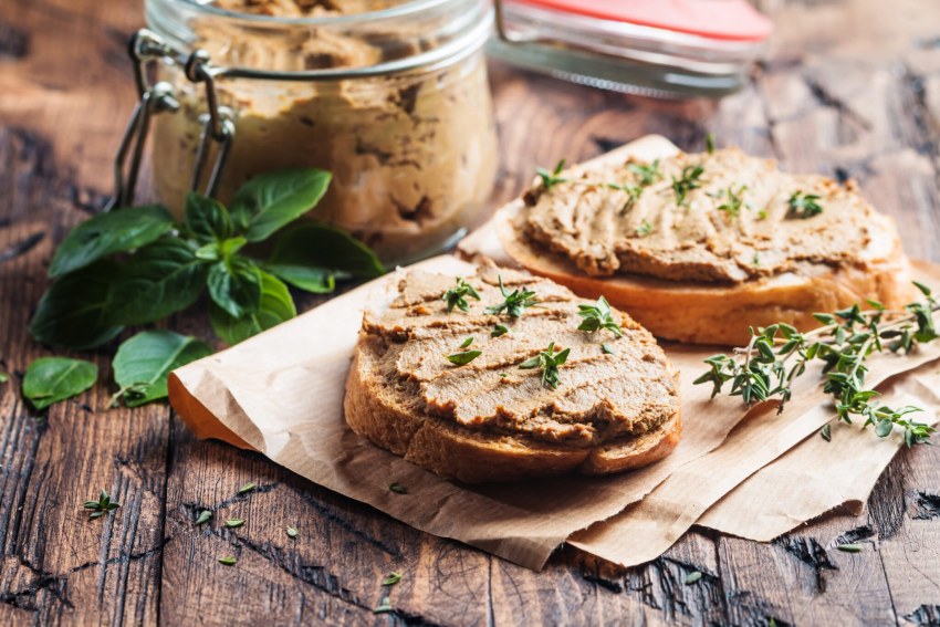 Паштет из куриной печени с семенами и сухофруктами