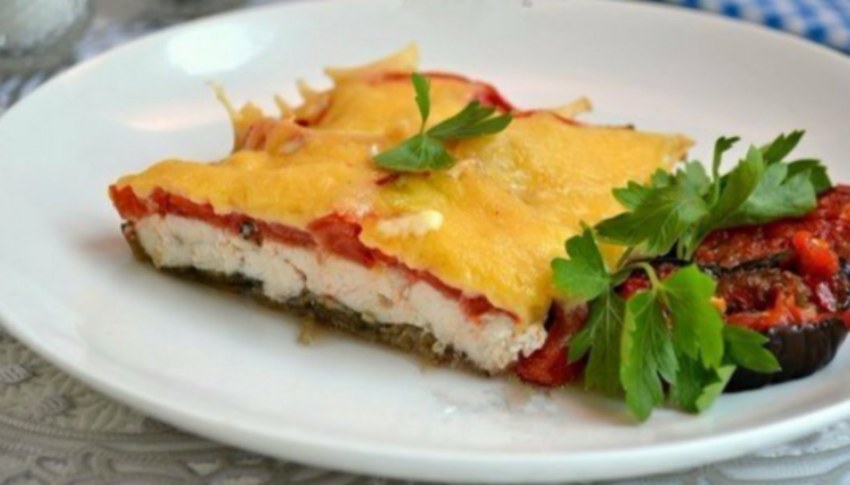 Баклажаны в духовке с куриной грудкой и сыром