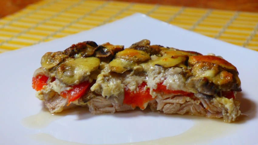 Куриная запеканка с помидором и грибами