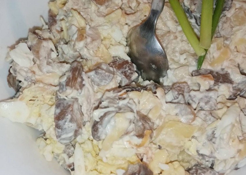 Салат с ананасом и курицей и грибами