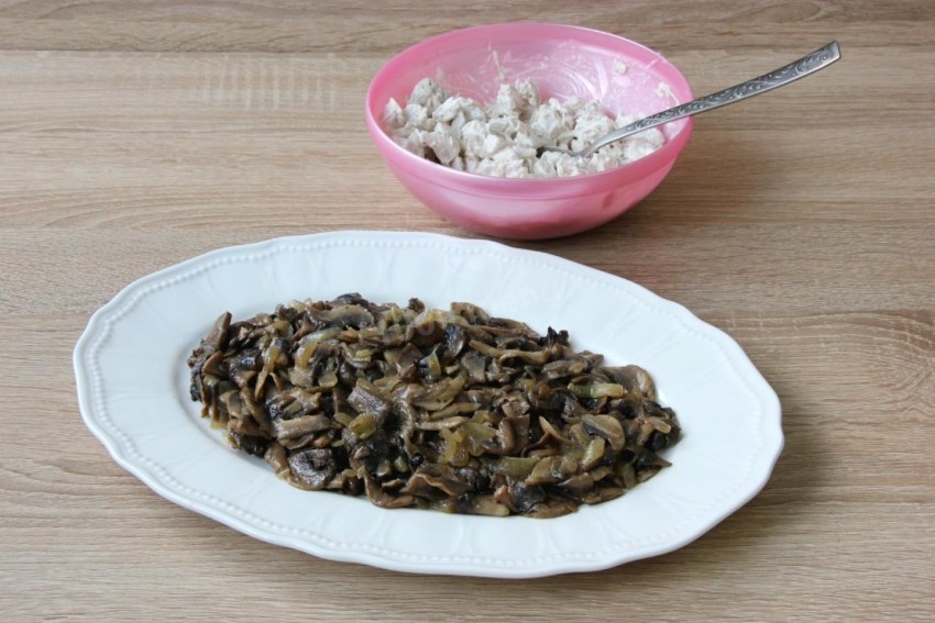 Салат с ананасом и грибами жареными