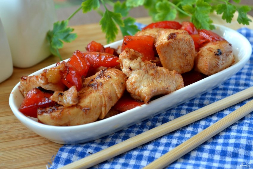Тёплый салат с курицей и стручковой фасолью