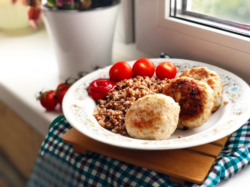 Пышные котлетки из куриного фарша с овсяными хлопьями