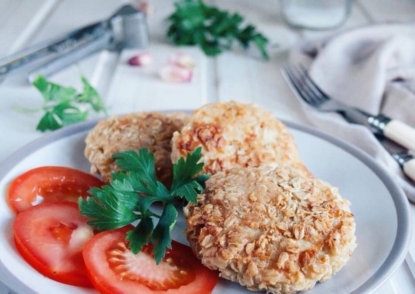 Котлета мясная с гречкой