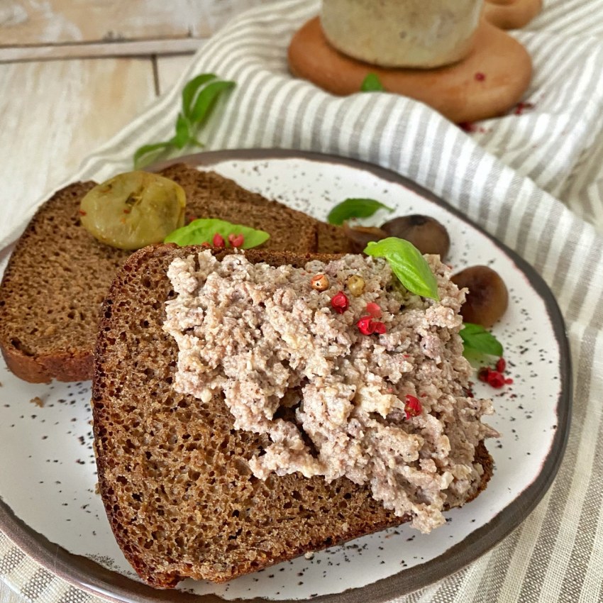 Паштет из куриной печени в попкорне из гречки