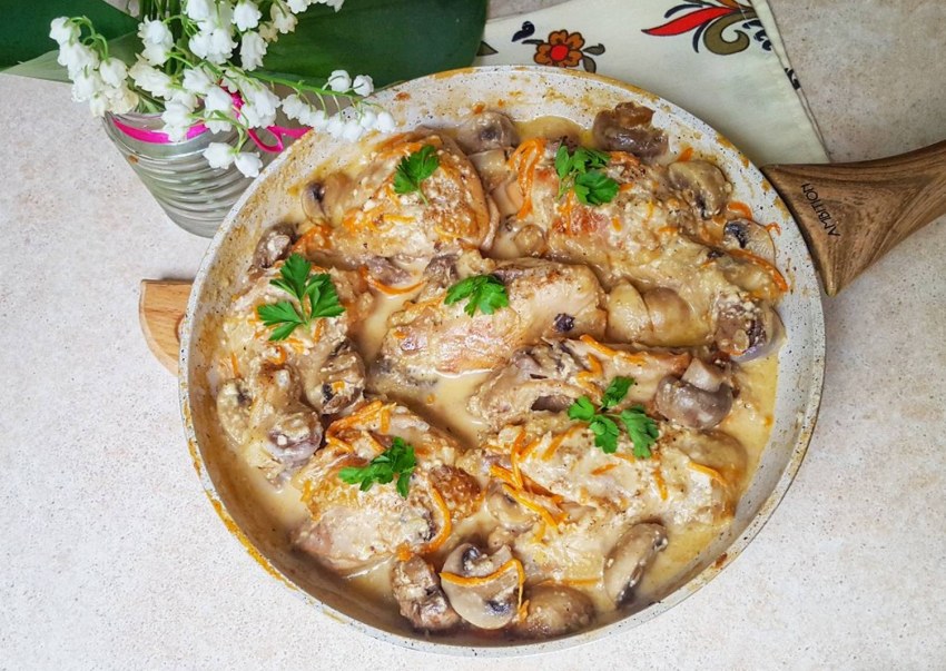 Курица с грибами в сырном соусе