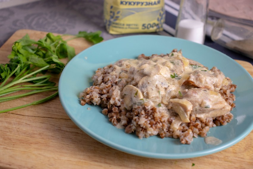 Гречка с курицей и грибами в сливочном соусе
