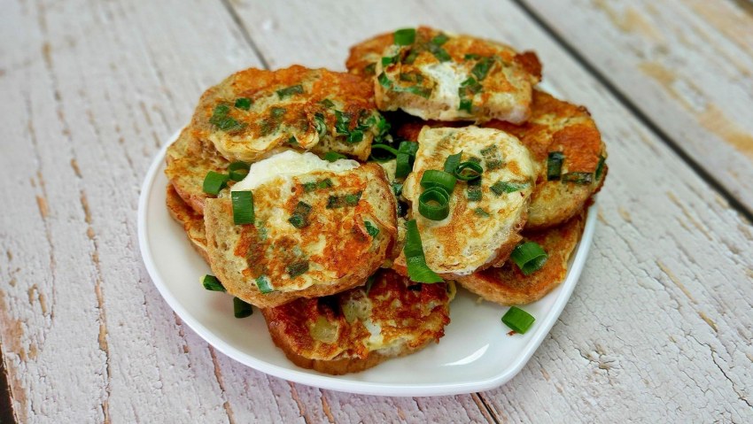 Гренки с яйцом и сыром