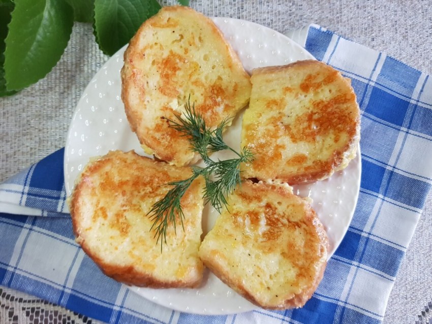 Гренки с яйцом на сковороде
