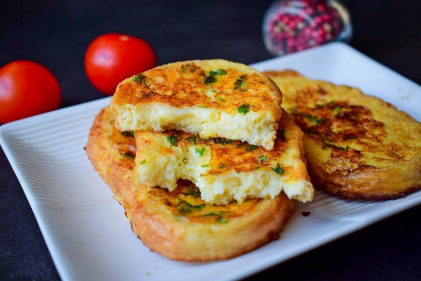 Яичные гренки с начинкой из сыра и помидоров