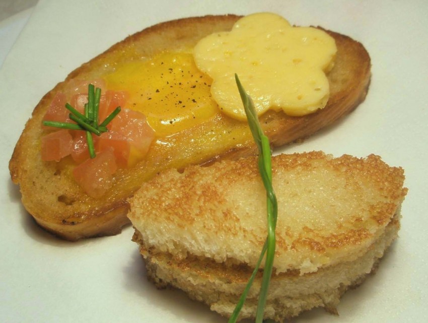 Гренки с яйцом и чесноком