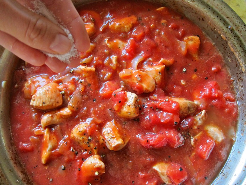 Птица тушеная в соусе с овощами