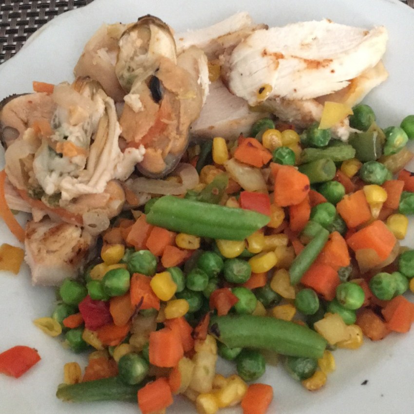 Куриная грудка и овощная смесь