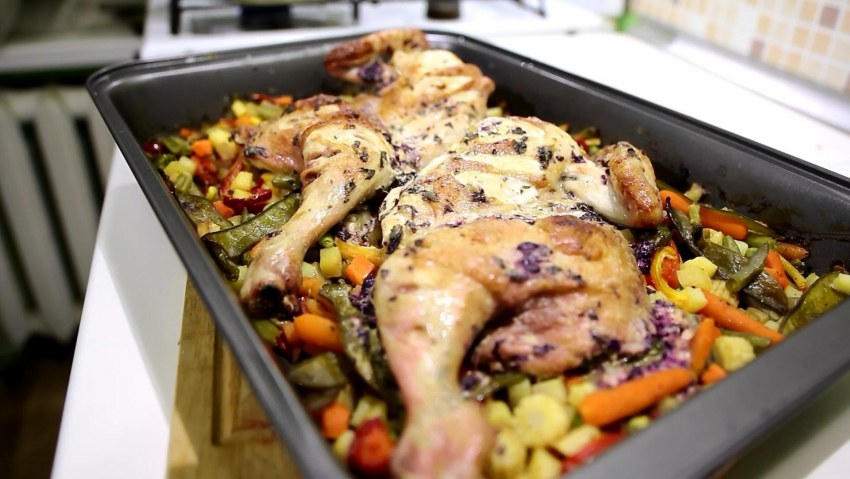 Курица запеченная с овощами в духовке