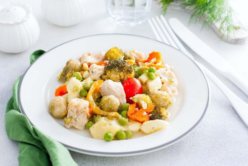 Курица с овощами в духовке
