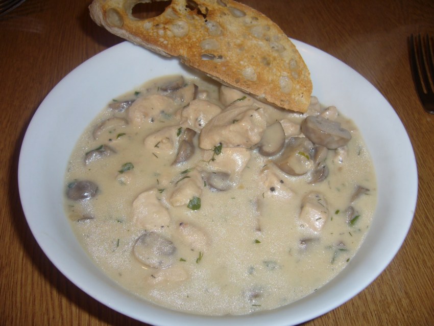 Куриное филе под сливочным соусом