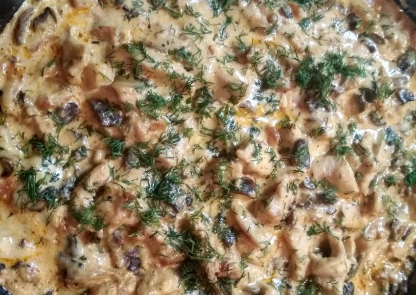 Красная рыба в сливочном соусе с шампиньонами