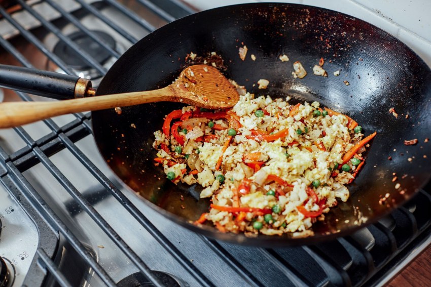 Жареный рис с курицей и овощами