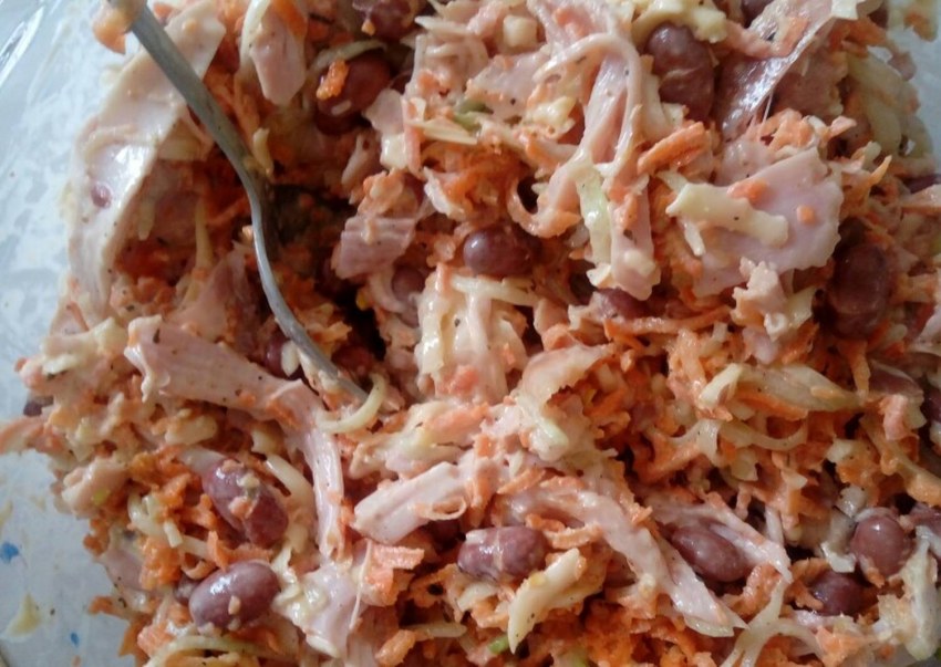 Салат из копчёной курицы с корейской морковкой и фасолью