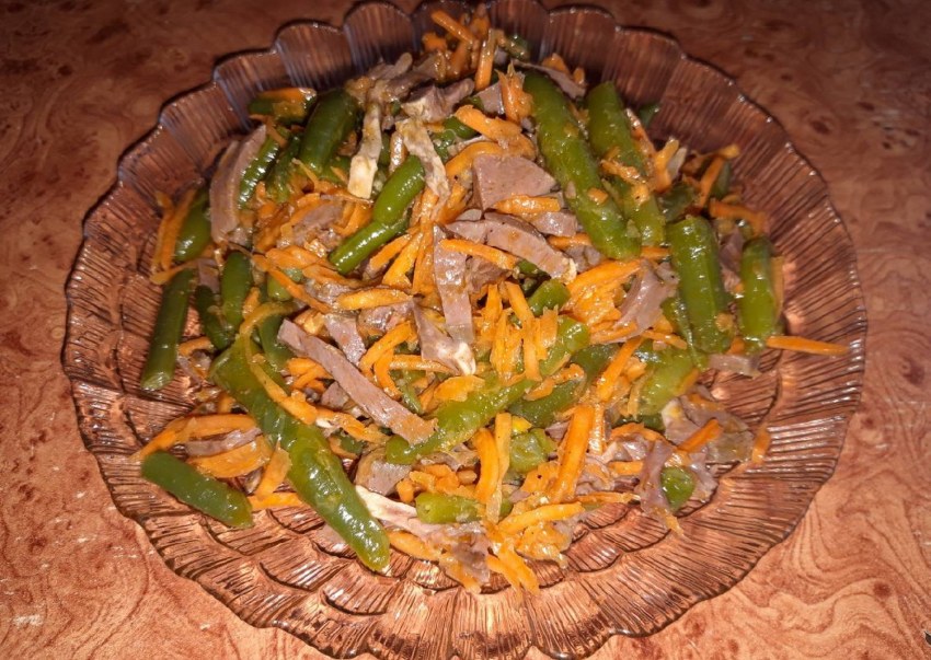 Стручковая фасоль с корейской морковкой