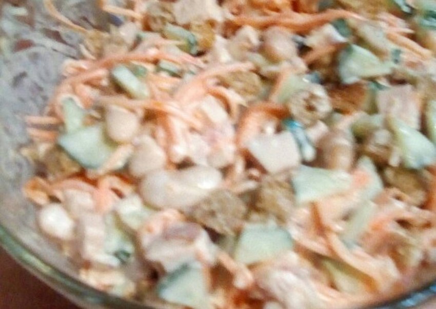 Салат с копчёной курицей и корейской морковью и фасолью