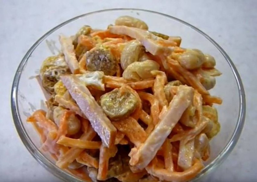 Салат с кириешками и фасолью и корейской морковью