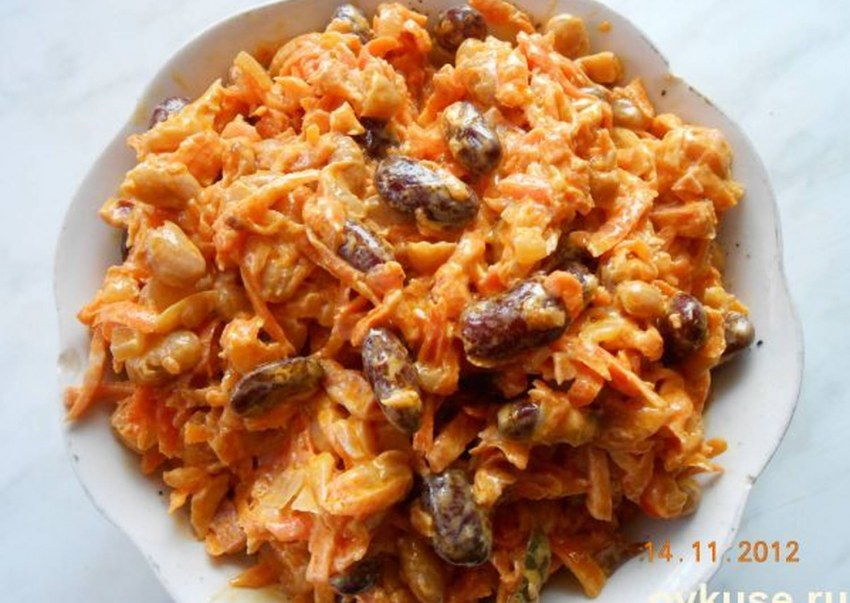 Салат с фасолью и жареной морковью и луком