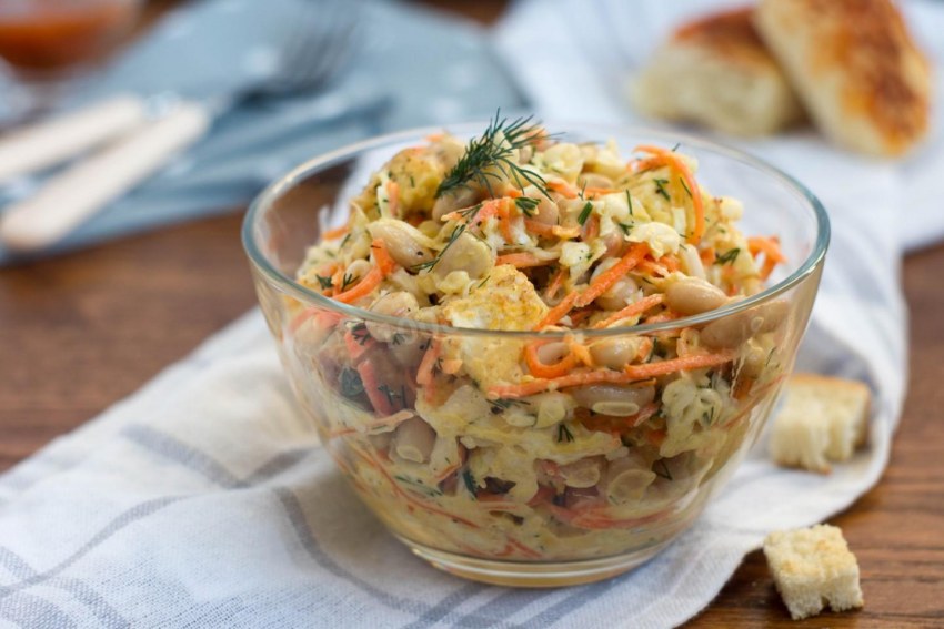 Салат Обжорка с копченой курицей