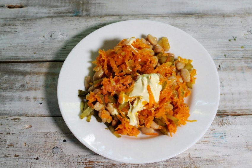 Салат с фасолью и морковкой и луком жареным
