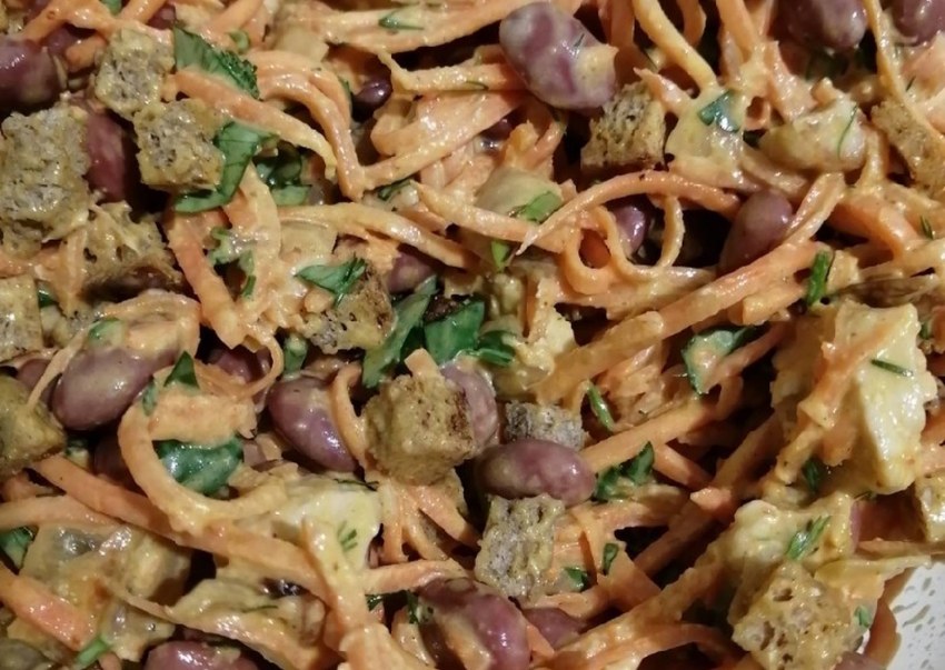 Салат с красной фасолью и курицей и корейской морковью