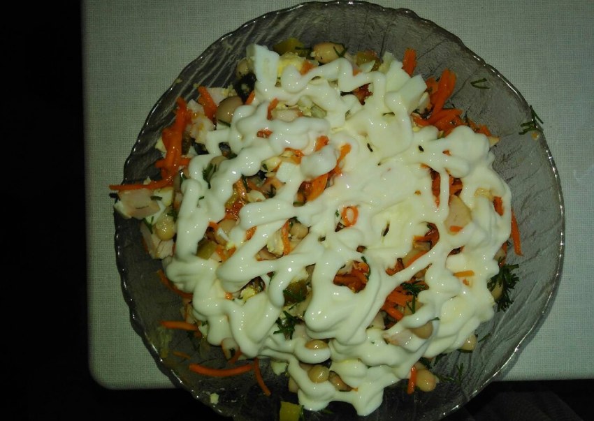Салат с копчёной курицей и корейской морковью и фасолью
