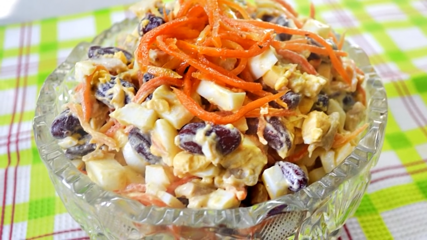 Салат с копчёной курицей и корейской морковью и фасолью